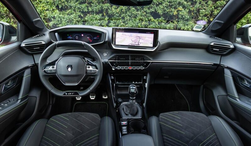 
								Peugeot 208 full									